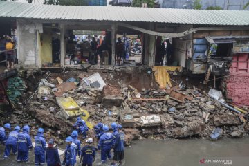 Tiga bangunan di Pulomas amblas