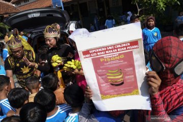 Peringati Hari Gizi Nasional, relawan bagikan pisang gratis