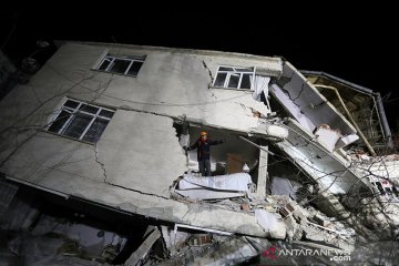 Gempa Turki tewaskan sedikitnya 21, penyelamat cari penyintas