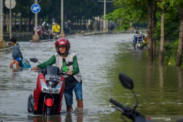 Hujan deras sore hingga malam akibatkan banjir di Bandung