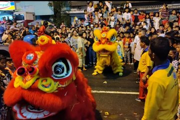 Atraksi dua barongsai hibur masyarakat pada malam Imlek