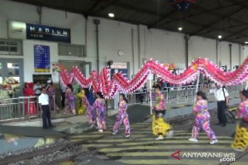 Penumpang kereta di Madiun dihibur atraksi barongsai