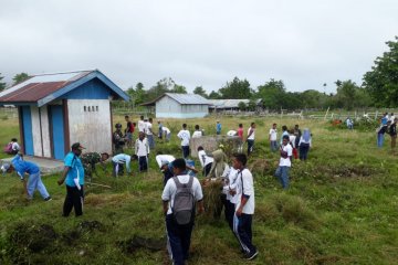 Pelajar di Mamberamo Raya-Papua diajak bersihkan lingkungan sekolah