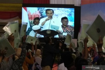 Presiden Jokowi bagikan 2.020 sertifikat tanah di Jatim