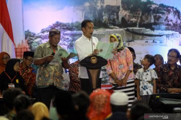 Presiden Joko Widodo serahkan sertifikat tanah untuk rakyat