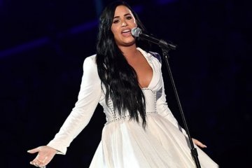 Tampil pertama setelah overdosis, Demi Lovato menangis