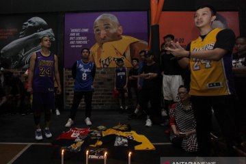 Penggemar basket berkumpul dekat Staples Center untuk hormati Bryant