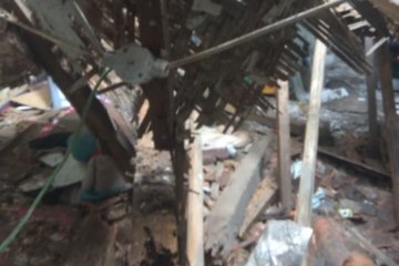 Satu keluarga warga Bogor terluka akibat atap rumah runtuh