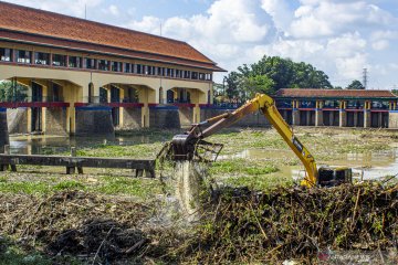 Dua bendungan di Jawa Barat penuh dan meluap? Cek faktanya