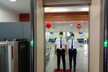 Petugas Bandara Hanandjoeddin gunakan masker cegah tertular corona