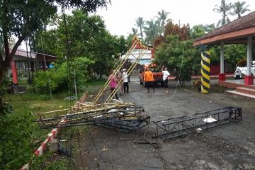 Sejumlah bangunan rusak terkena angin kencang di Blitar