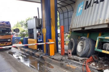 Tiga kendaraan dan satu gardu tol rusak dalam kecelakaan di Tol Halim