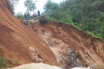 Bencana longsor tutup akses jalan di Burasia Tana Toraja