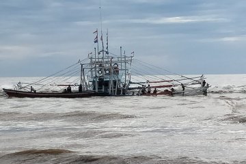 PULUHAN KAPAL BAGAN TENGGELAM DAN TERDAMPAR  DI HANTAN BADAI SUMBAR