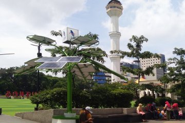 Dua unit solar tree dipasang di Alun-alun Bandung
