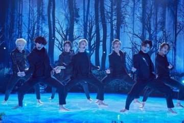 BTS bawakan "Black Swan" perdana, berbusana hitam dan tanpa alas kaki