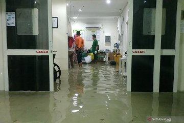 Ruang gawat darurat RS Islam Surabaya terendam banjir