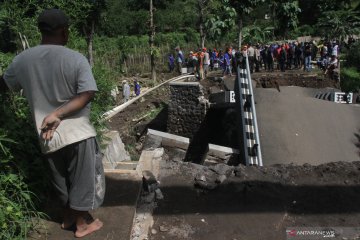 Jembatan ambrol di Malang