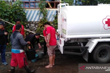 PMI Jember distribusikan air bersih kepada korban banjir bandang