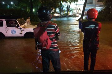 Hujan deras akibatkan sejumlah wilayah di Surabaya terendam banjir