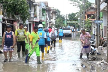 Air setinggi 20 cm masih genangi Pondok Gede Permai Bekasi