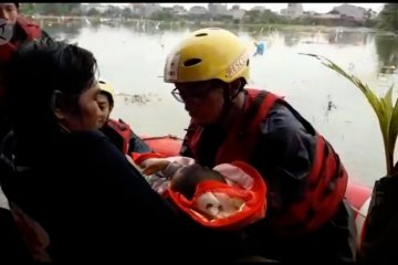 Saat bayi dan anak korban banjir dievakuasi dari loteng