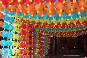 Warna-warni ribuan lampion meriahkan Imlek di Medan