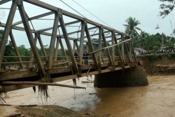 Banjir putuskan 8 jembatan penghubung di Lebak