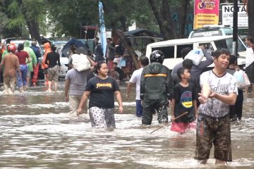 Jakarta dikepung banjir di hari pertama 2020