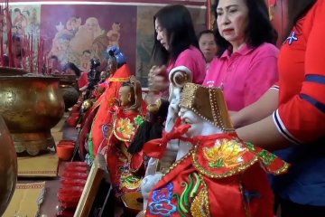 Jelang Imlek, warga Tionghoa mandikan Patung Dewa Dewi