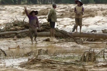 Sungai meluap, 3 orang di Lebak terjebak di pematang sawah