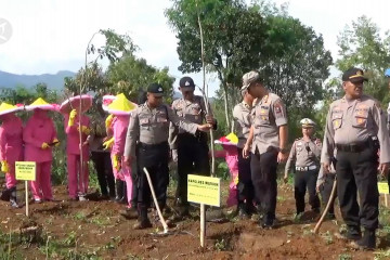 Cegah longsor, Polres Madiun tanam ribuan pohon di Gunung Wilis