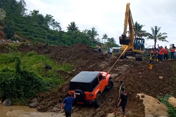 Gagal nanjak, mobil dinas mewah Bupati Karanganyar ditarik eskavator