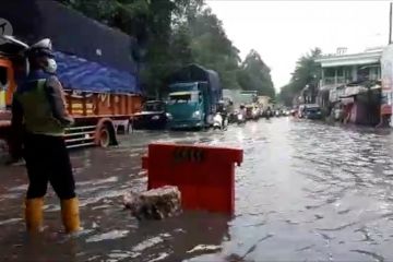 Jl. Husein Sastranegara Tangerang tergenang air setinggi 20-30 cm