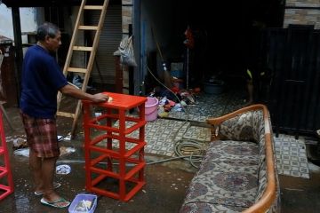 Kembali ke rumah, warga Ciledug Indah bersihkan sisa banjir