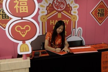 Melihat proses kaligrafi Mandarin pada perayaan Imlek