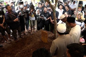 Sebelum meninggal dunia, Ria Irawan minta ditemani suami dan saudaranya