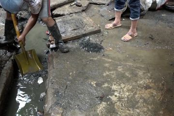 Banyak warga bertahan di bantaran sungai