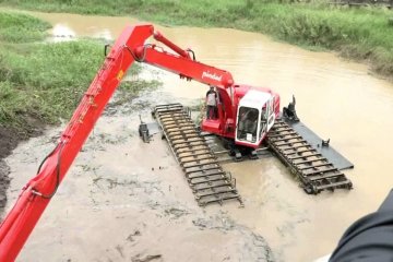 Excavator amfibi karya anak bangsa untuk normalisasi sungai dan rawa