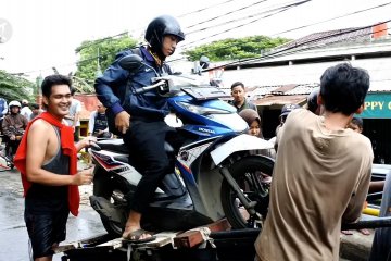 Jasa gerobak angkut mengais rezeki di tengah banjir