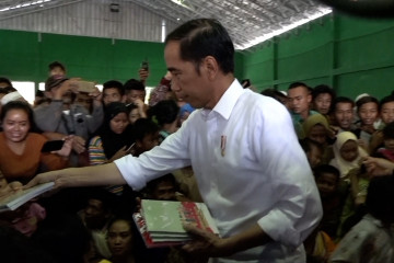 Presiden bagikan buku dan makanan kepada pengungsi di Lebak Banten