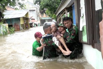 Banjir hingga leher, petugas kesulitan evakuasi warga di Kelurahan Halim