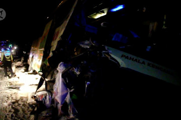 Bus tabrak truk dua tewas di Jalan Tol Cipali