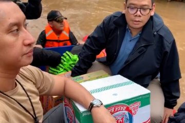 Berperahu karet, Polrestro Jaksel bantu warga terdampak banjir