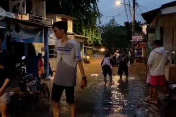 Selama 12 jam lebih, banjir di Srengseng Jakbar belum surut