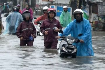 Genangi jalan, banjir putus akses menuju Jakarta