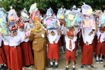 Usai Banjir, Siswa dan Guru SDN Periuk Jaya Permai Terima Bantuan