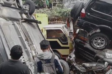 Kendaraan roda empat bertumpuk terseret banjir