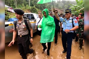 Jokowi dan jas hujan plastik