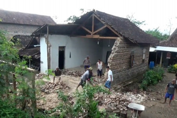 Rumah perempuan lansia di Magetan ambruk